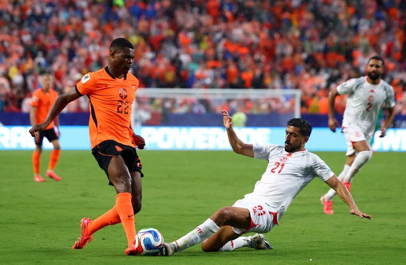 Soccer-Real Madrid sign Dutch full-back Dumfries from Inter Milan