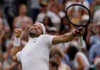 Tennis-A year after Wimbledon heartache, Dimitrov sees off Berrettini for return to fourth round