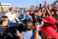 Anwar joins Layang-Layang residents, PH candidates for breakfast