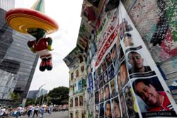 Soccer-Mexicans balance World Cup joy with worries over domestic issues
