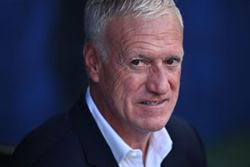 Soccer-Deschamps keeps his cool as France survive Paraguay's provocation