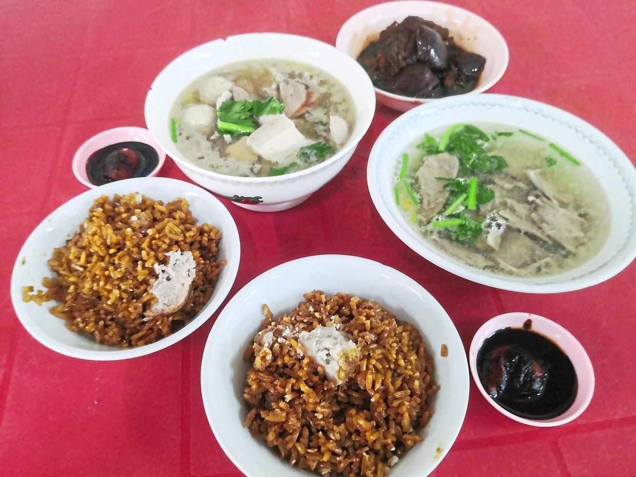 Yam rice and its interesting side dishes are lunch time favourites in Bukit Mertajam.