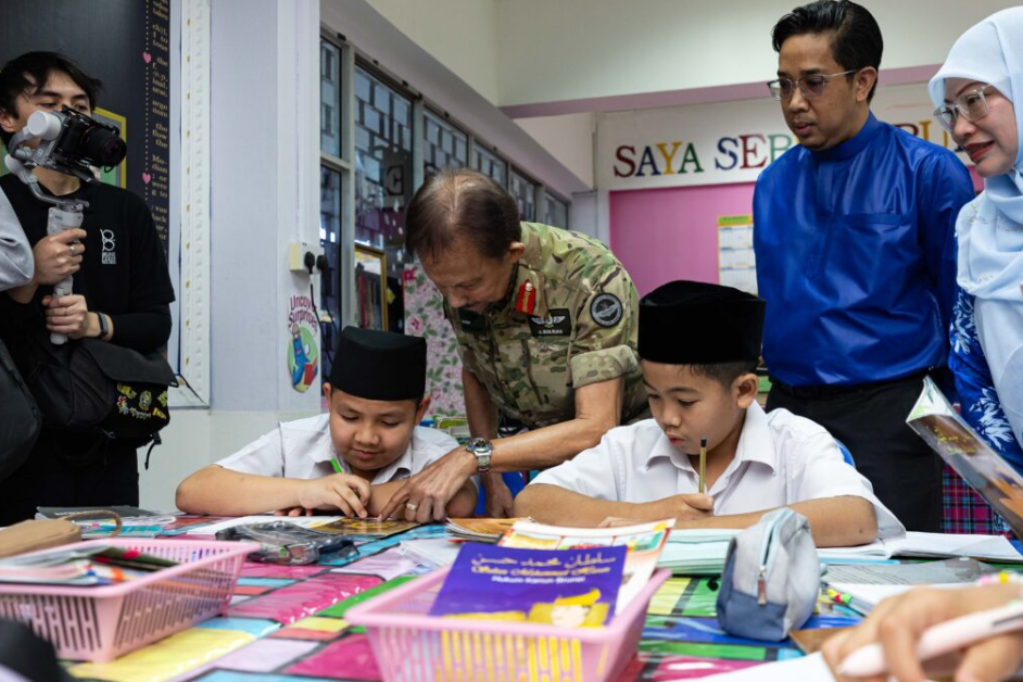 The Sultan interacting with students at Jerudong Primary School. - BB
