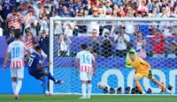 Soccer-Gritty France show they can also get their hands dirty