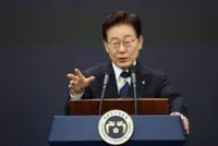 South Korea's Lee urges speed in launching mega chip projects