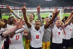 Soccer-Ten-man England beat battling Mexico 3-2 in last-16 thriller
