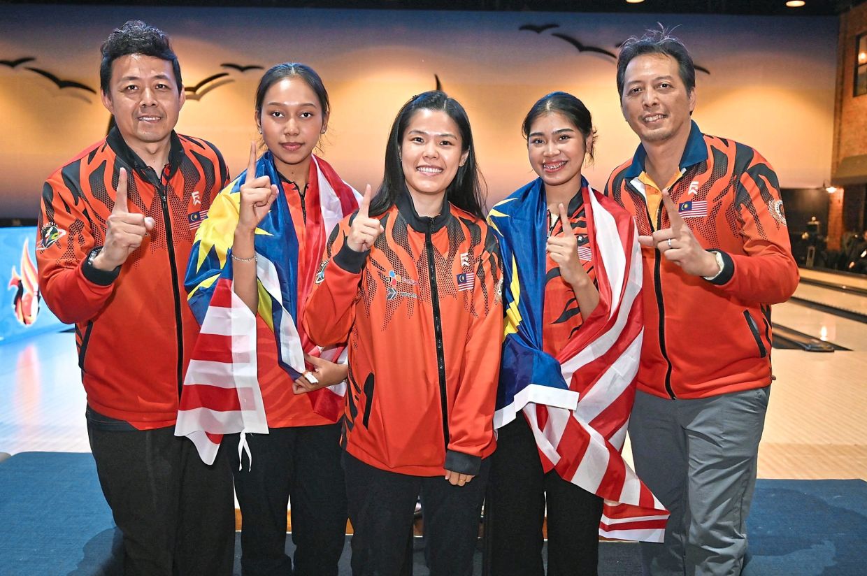 One for the album: (From left) Alex Liew, Adania, Esther Cheah, Adelia and Azidi Ameran celebrating the team’s success.