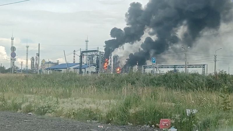 Ukrainische Drohnen greifen Russlands größte Raffinerie an – einer der ...
