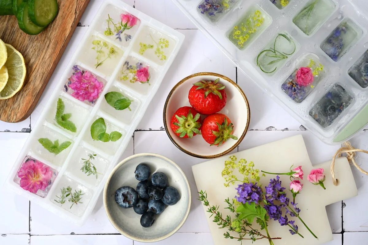 Ice that's nice: Turn ice cubes into drink ornaments with berries and ...