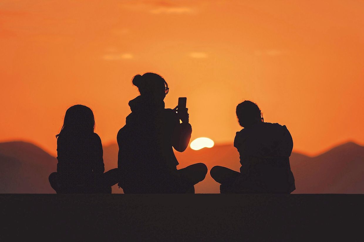 Holiday photos tips: Why waiting until after sunset often pays off