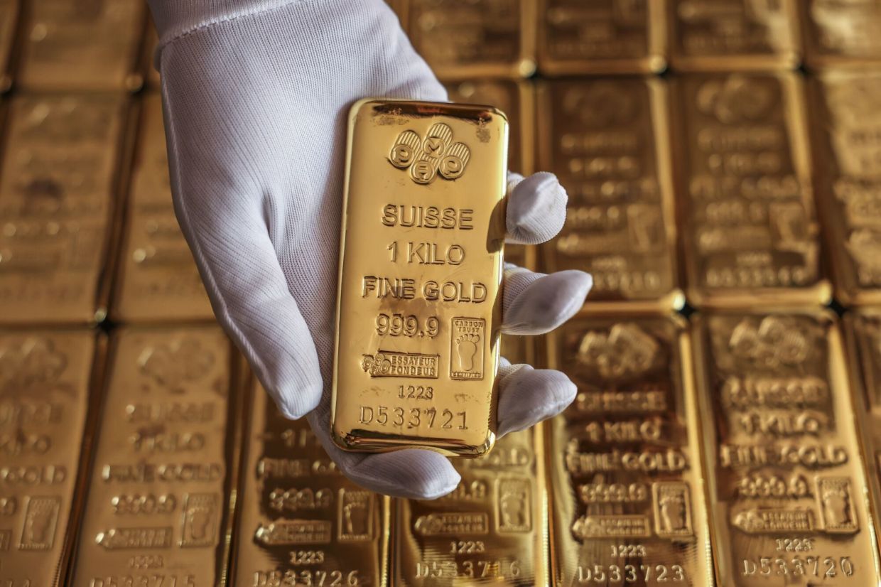 Gold slips as US dollar, yields rise ahead of Fed minutes