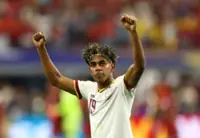 Soccer-De la Fuente sings Lamine's praises as Spain reach World Cup quarter-finals