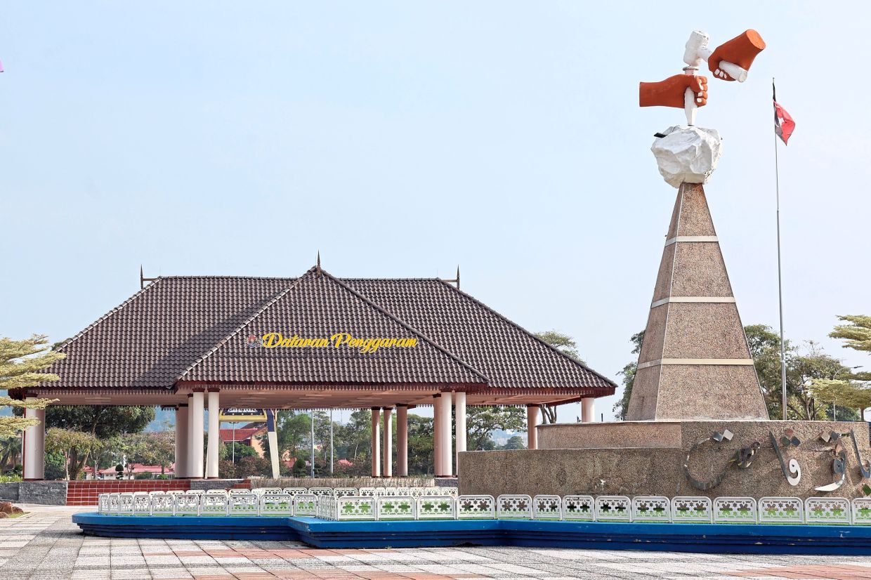Dataran Penggaram is one of the popular spots among locals for leisurely activities.