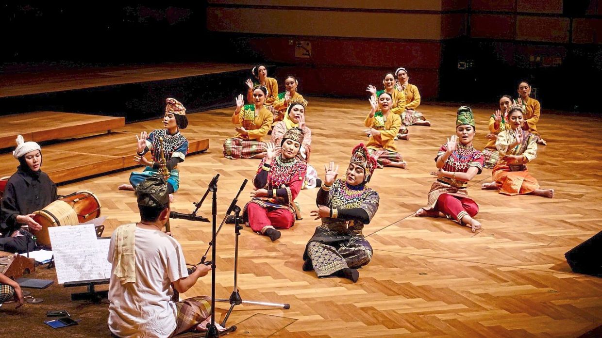Led by Norzizi (front, right), 'Mak Yong Shakespeare: The Comedy Of Errors, An Adaptation' combines the Unesco-recognised traditional theatre of Mak Yong with William Shakespeare's classic comedy. Photo: DFP