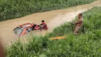 76-year-old dies after car plunges into river in Segamat
