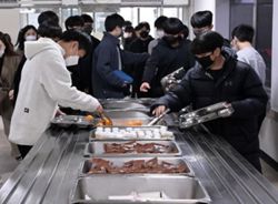 No pork, more talk as school lunches in South Korea face diversity test