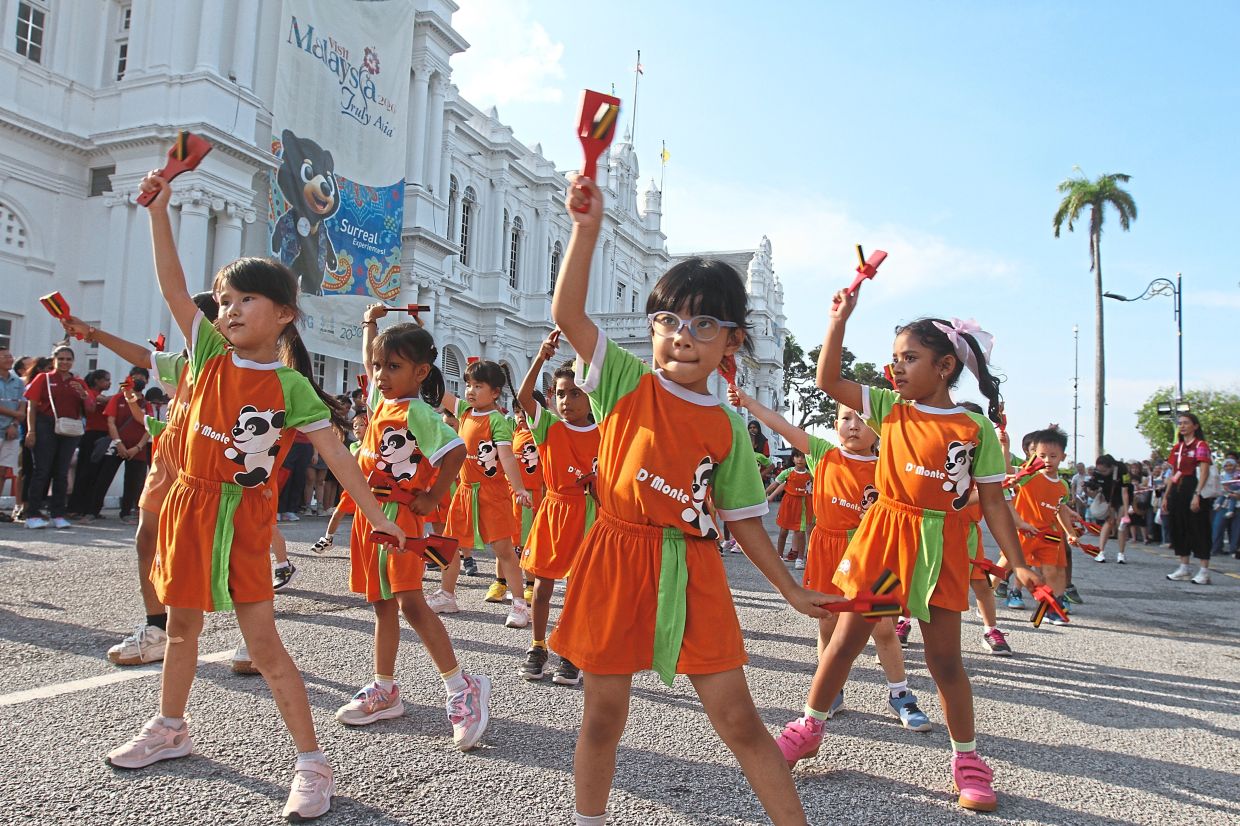 Children performing during the parade.