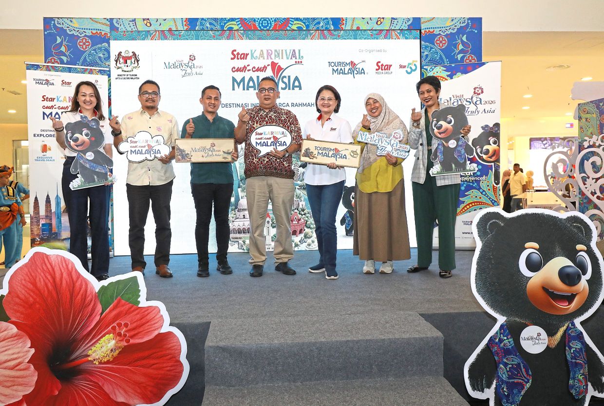 Mohd Roslan (centre) and Wang (on his left) at the Star Karnival Cuti-Cuti Malaysia 2026 launch at East Coast Mall, Kuantan joined by (from left) Lee, Mohd Azizul, Azizi, Noorul Huda and Azira.