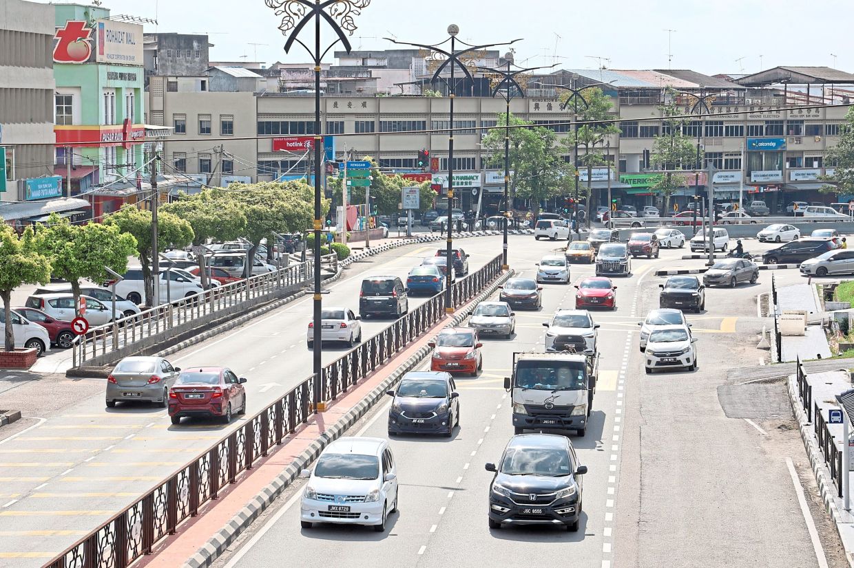 Machap town has become busy with many vehicles using the route to go to Kluang and other nearby districts including Kulai.