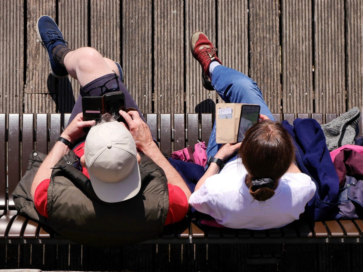Parents’ phone addiction affects bond with kids, new study finds
