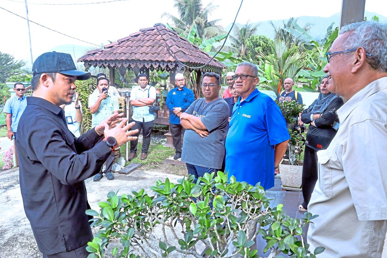 Mohd Hafez (left) listening as residents highlight their concerns about the quarrying activities nearby.