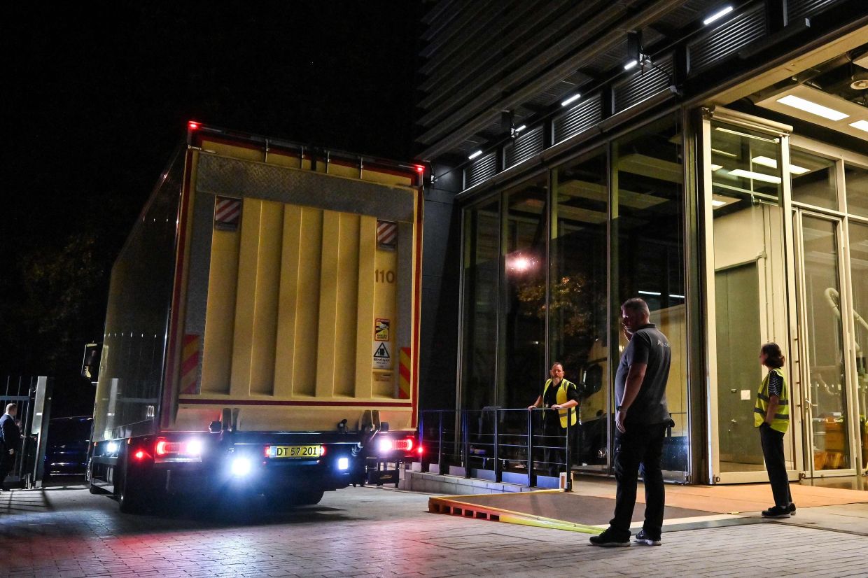 A truck carrying the Bayeux Tapestry pulls up to the British Museum in central London early on July 10. Photo: AFP