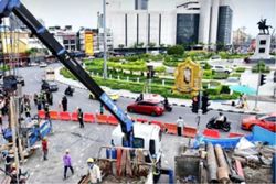 60 evacuated in Bangkok after water seepage causes sinkhole in subway work site