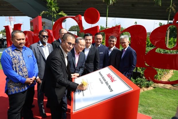 Penang Deputy Chief Minister I Datuk Mohamad Abdul Hamid (signing plaque) with him are Mah Sing's founder and group managing director Tan Sri Leong Hoy Kum (pink shirt) Mah Sing's group chief executive officer and executive director Datuk Voon Tin Yow (in white shirt third from Mohamad Abdul), Mah Sing's chief executive officer (Property Subsidiaries) Yeoh Chee Beng (in blue shirt), during the officiating of the new roundabout in Batu Maung, Penang