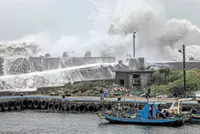 Biggest typhoon in decades nears Taiwan