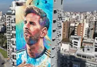 Soccer-Artists restore gigantic Messi mural in his hometown