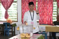 Johor polls: Machap candidate Onn Hafiz casts vote in Simpang Renggam