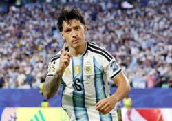 Soccer-World Cup referees doing excellent job, says Argentina's Martinez