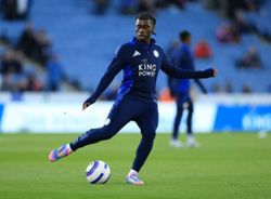 Soccer-Manchester City sign winger Monga from Leicester