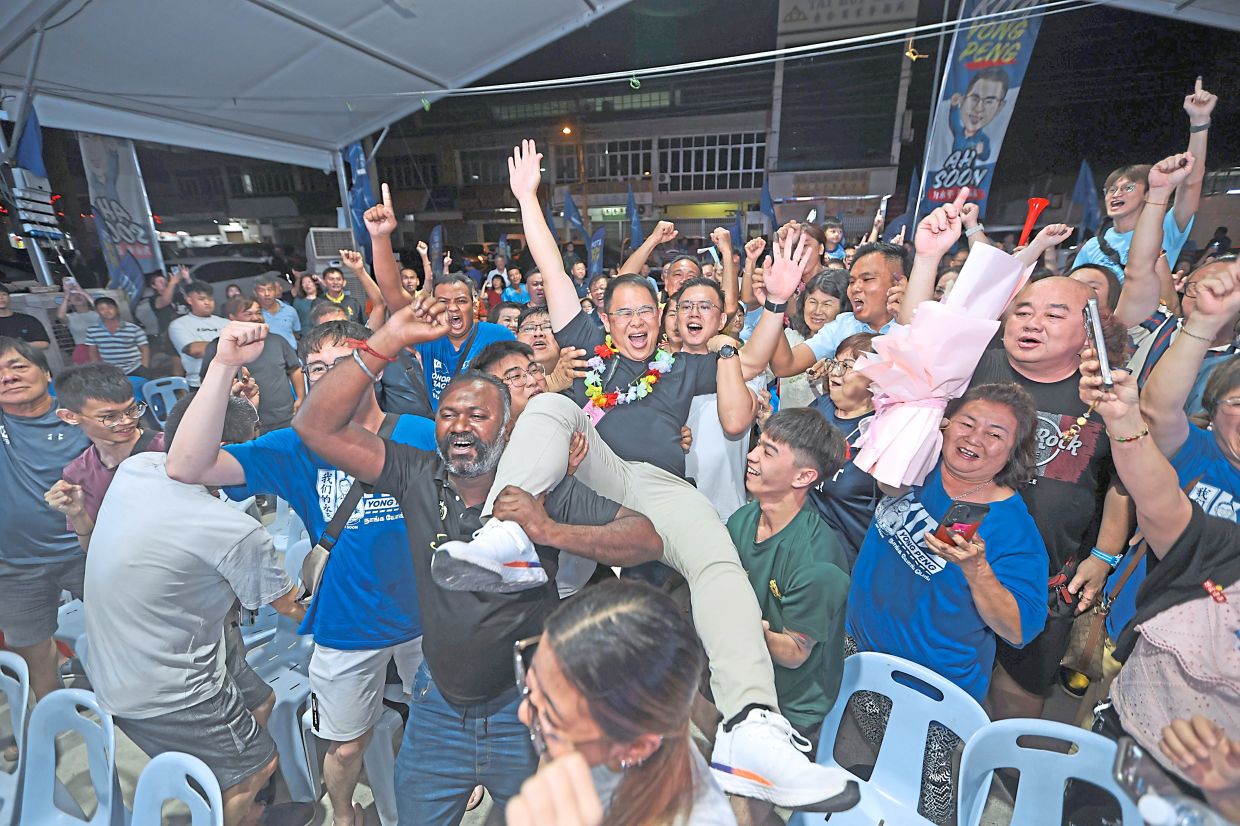 Jubilant: Ling being carried by his supporters amid cheers from the people. — LOW BOON TAT/ The Star