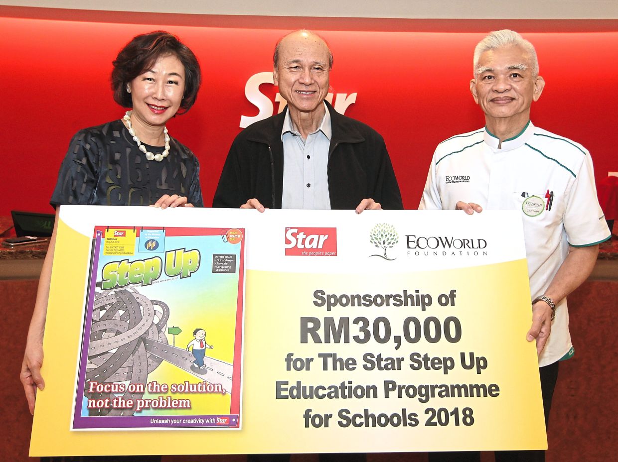 Reaching out: Goh (left) with Eco World Foundation chairman Tan Sri Lee Lam Thye and then CEO, the late Capt (R) Liew Siong Sing, at the mock cheque presentation for the sponsorship of The Star’s Step Up education pullouts to 60 schools in the country in 2018. — Photos: Filepic/The Star
