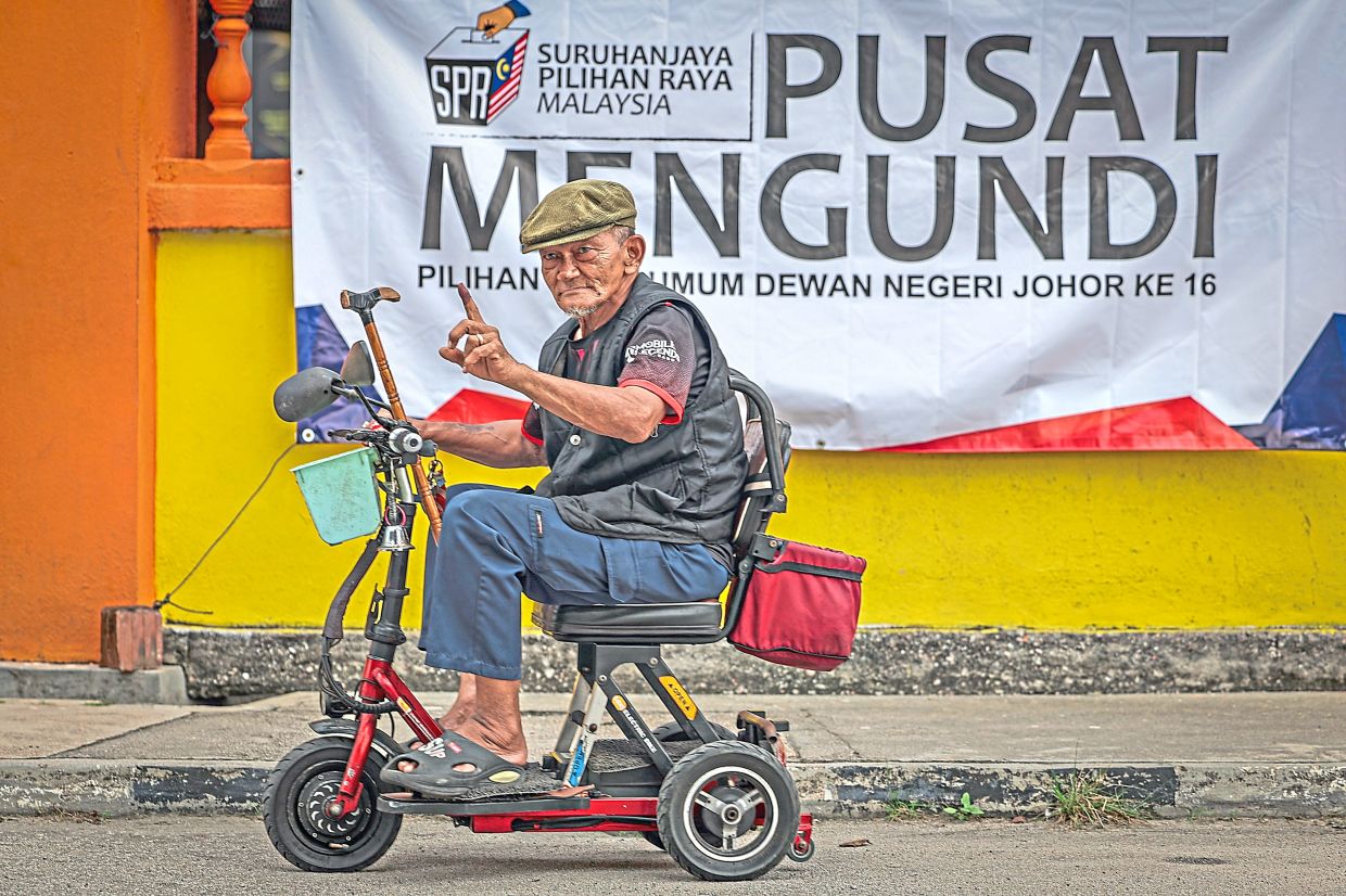 Fulfilling his duty: Zainudin Ab Jabar, 70, heading towards the SMK Taman Molek polling centre in Johor Baru to cast his vote. — Bernama