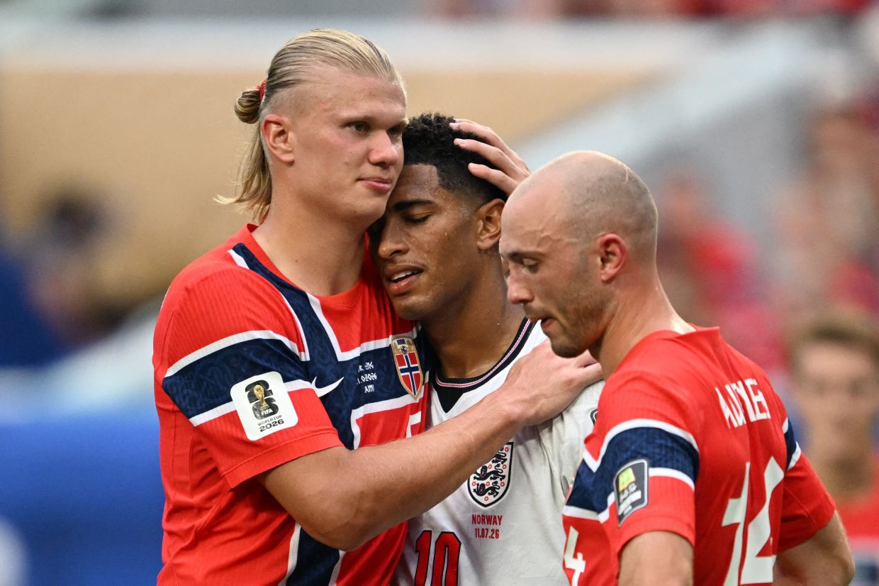 Erling Haaland (left) congratulates Jude Bellingham. Photo: AFP