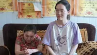 Low-income Chinese girl aces gaokao, inspires live-streamers offering financial help