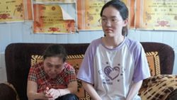 Low-income Chinese girl aces gaokao, inspires live-streamers offering financial help