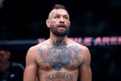 Mixed Martial Arts-McGregor's UFC return halted by knee injury in opening round