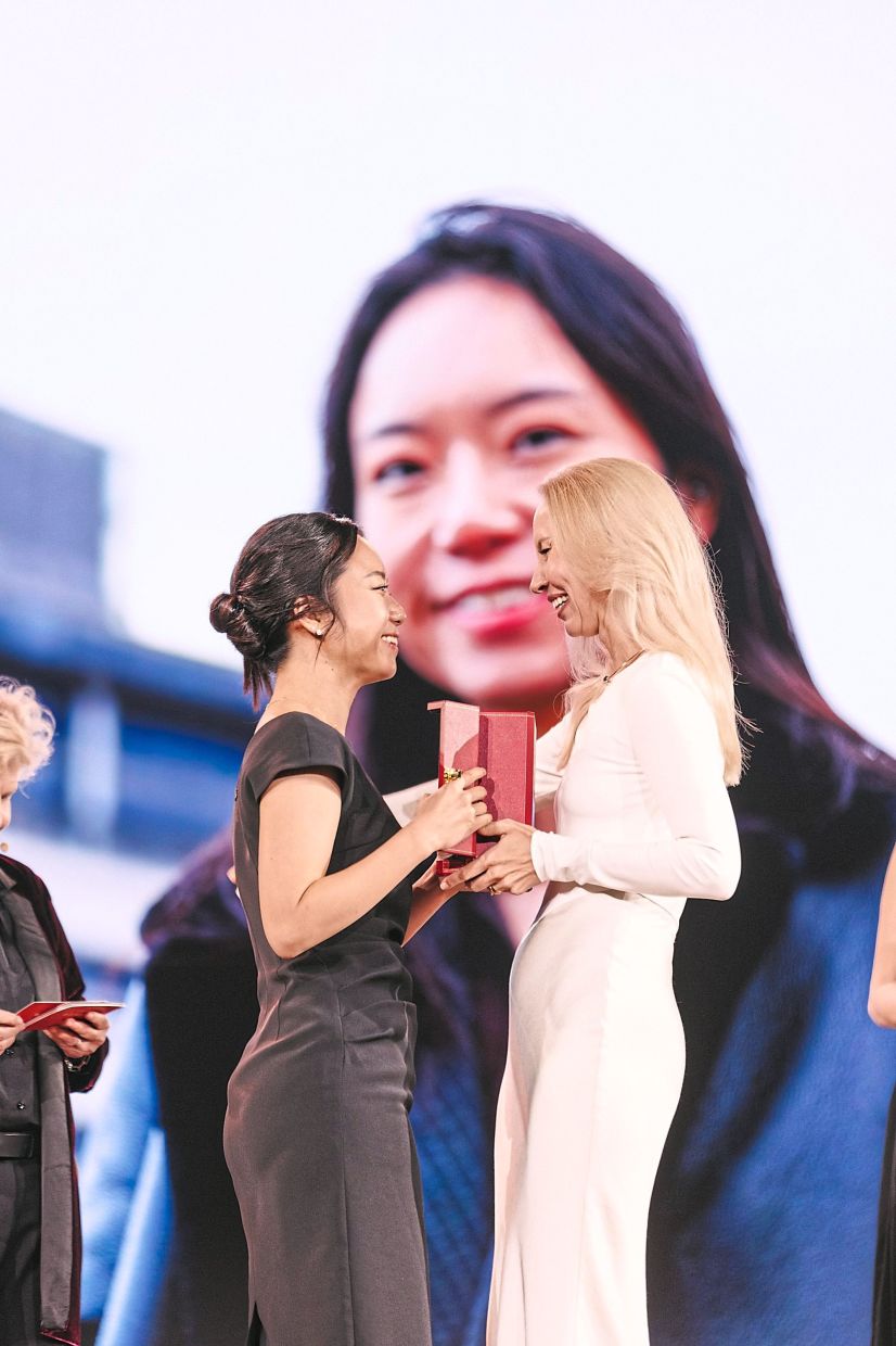 NomadHer CEO Kim Hyojeong receiving an award from Novitskaya.