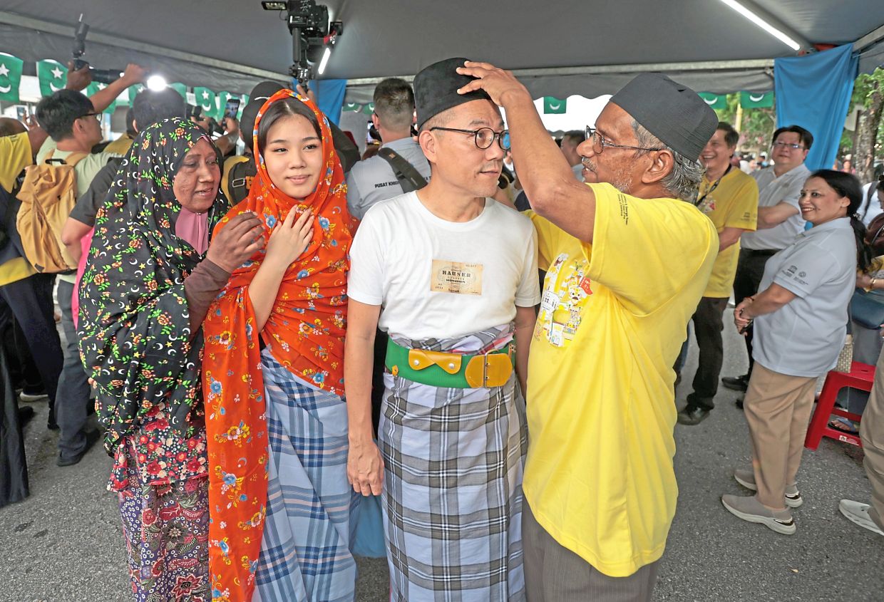 Akin Woon and daughter Karyme wearing the traditional Indian Muslim attire of the Kadayanallur and Tenkasi communities.
