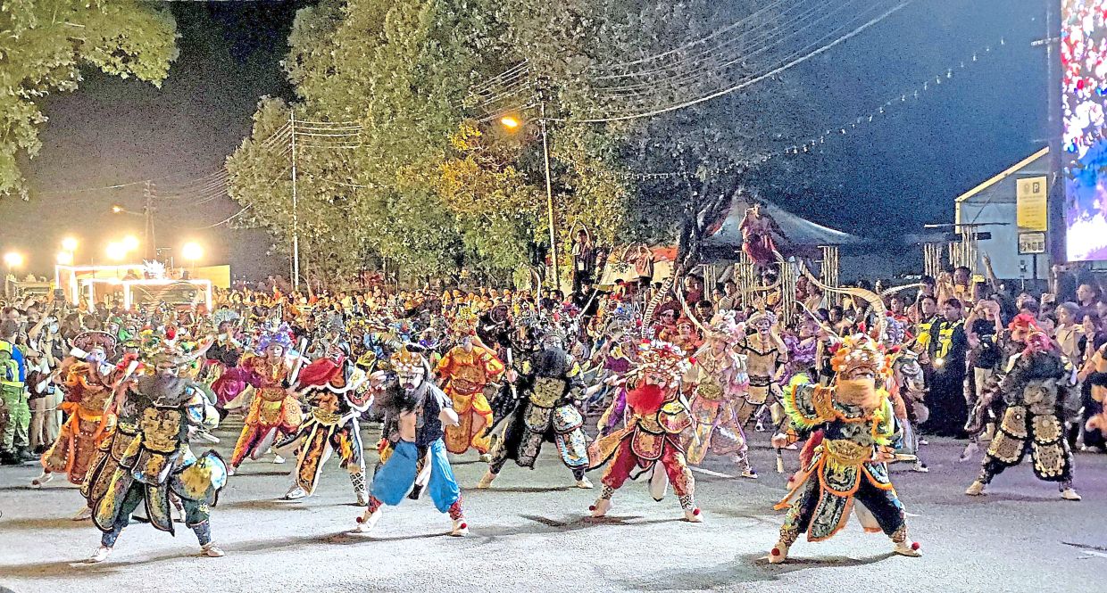 Buddhist temple bags five record titles during parade