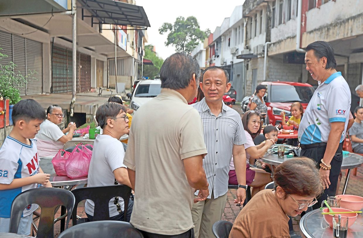 Thanks for the support: Maszlee expressing his gratitude to the voters at Taman Daya morning market. — CHAN TAK KONG/The Star