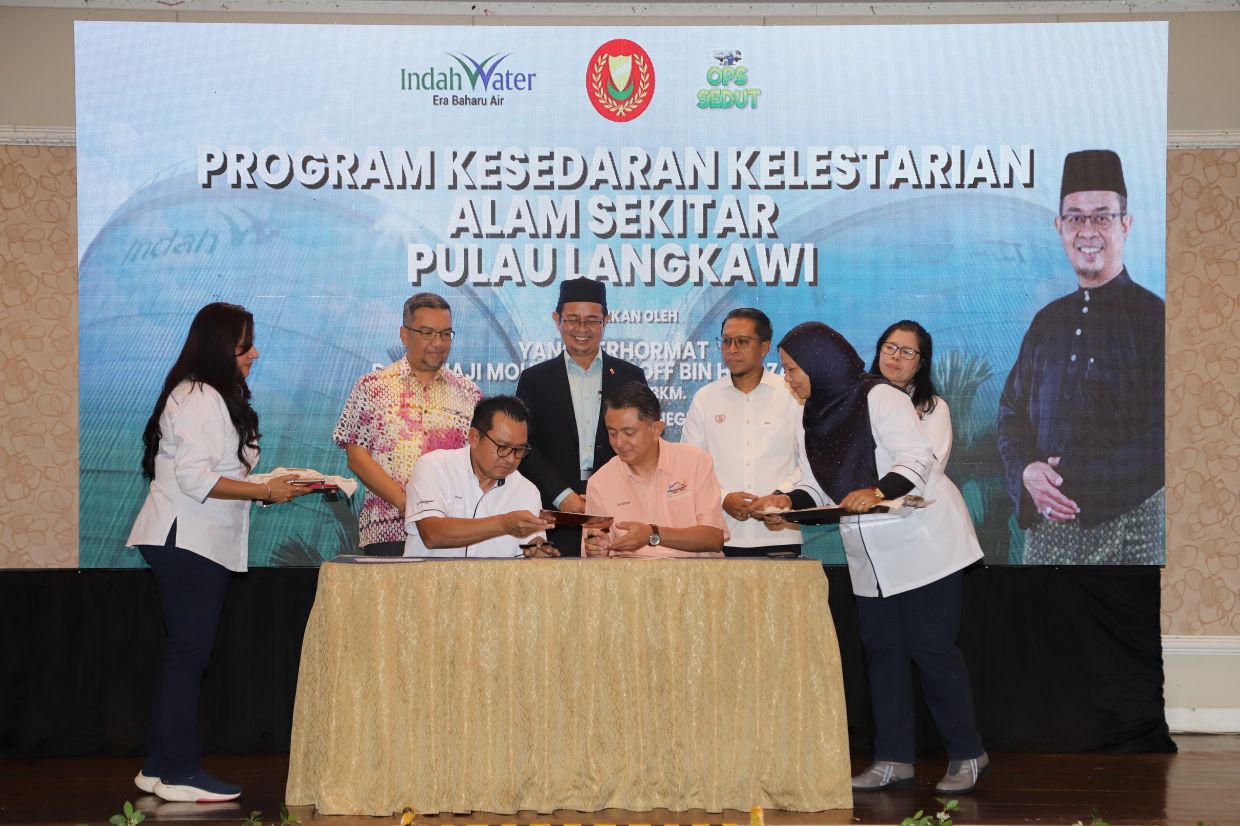 The signing ceremony of the Statement of Joint Support towards FOG and sewage wastewater managementbetween IWK and MAH Kedah/Perlis Chapter.