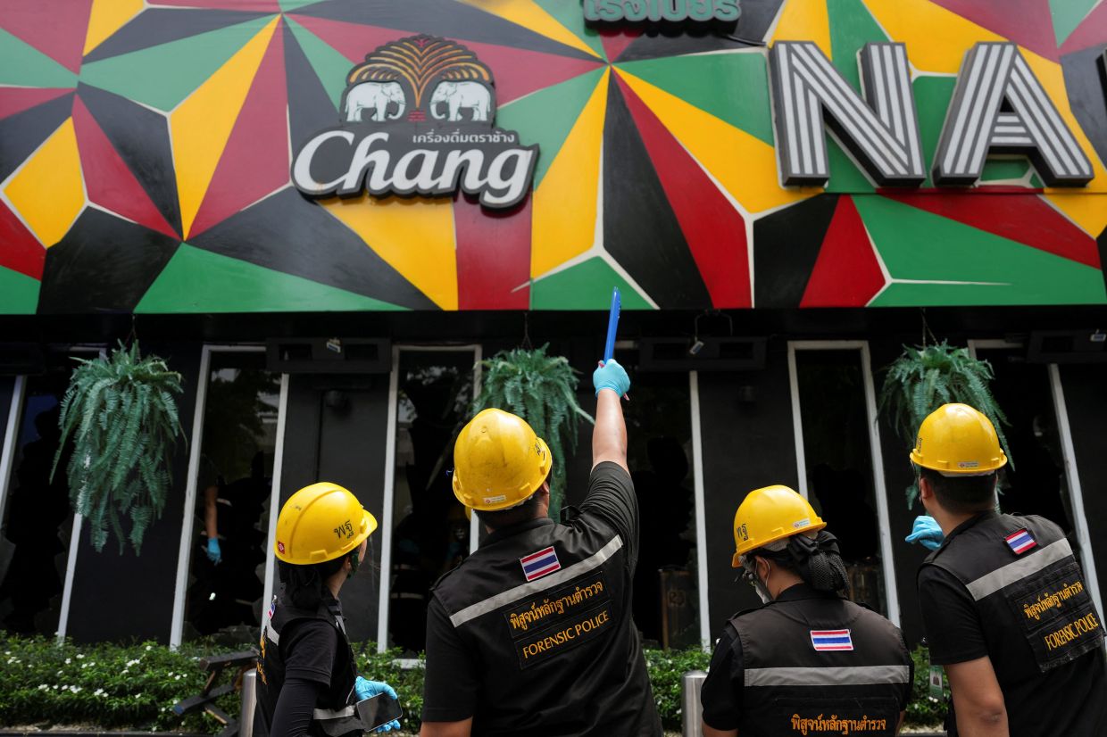 Forensic police officials inspect the site of a deadly fire at a pub in Bangkok, Thailand, on Monday, July 13, 2026. At least 27 people have been reported dead. -- Photo: REUTERS/Arnun Chonmahatrakool