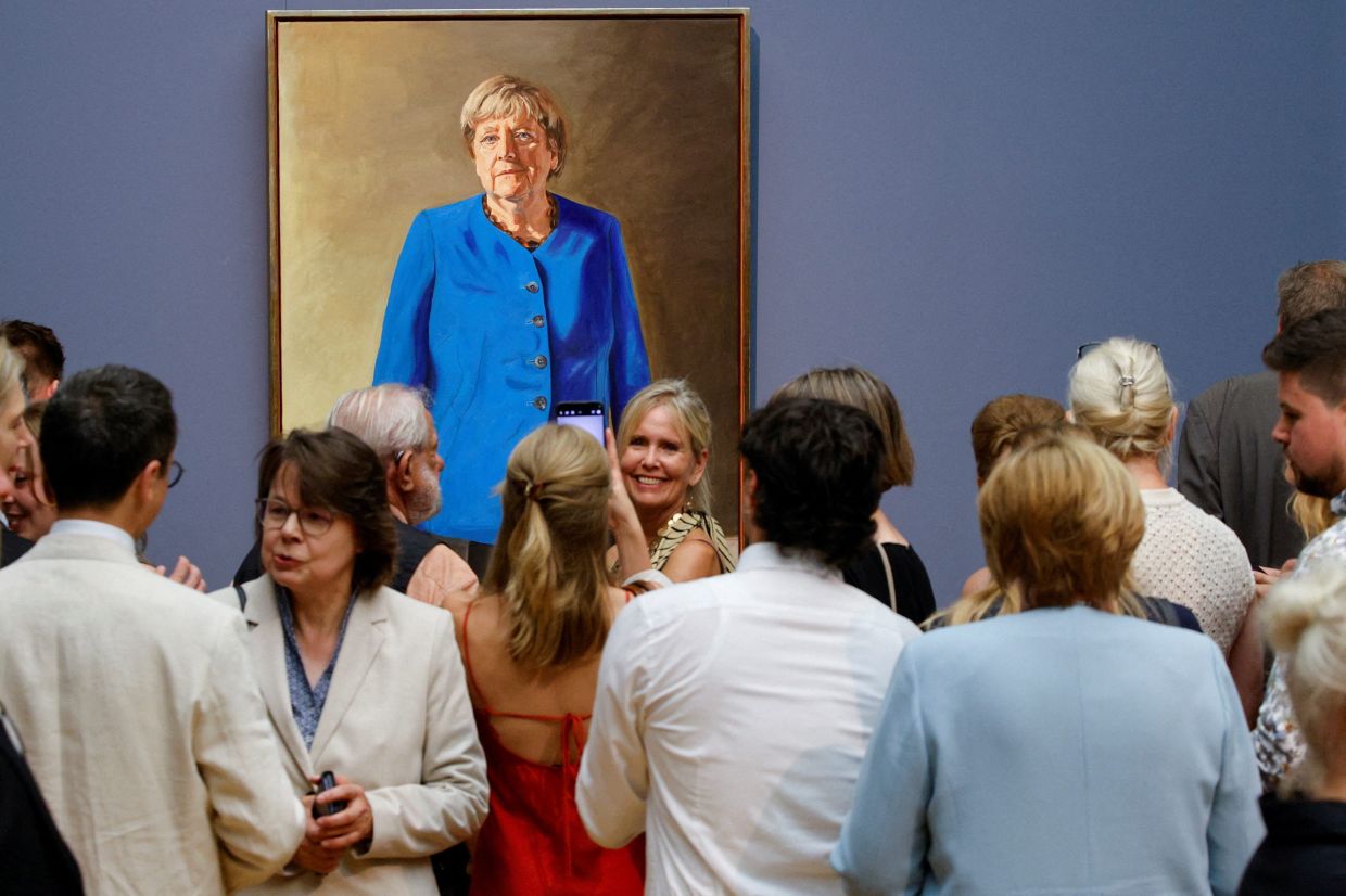 People view a portrait of former German Chancellor Merkel by artist Queyras after its unveiling at the Bode Museum in Berlin, Germany. Photo: Reuters