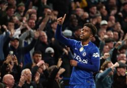 Soccer-United sign Brazil midfielder Santos from Chelsea