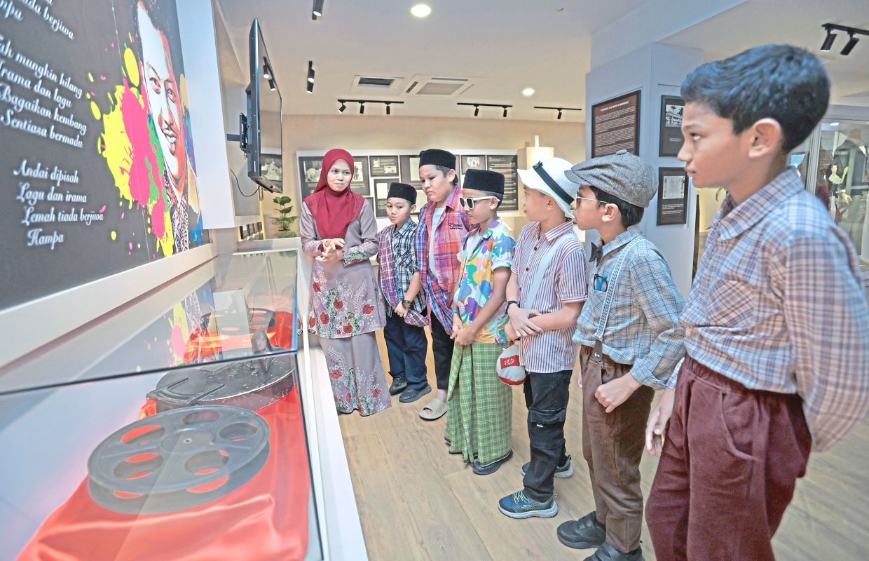 1. Pupils of SK Francis Light – dressed in Tan Sri P. Ramlee’s signature style as well as characters in his movies – visiting his gallery in George Town, Penang. Born Teuku Zakaria Teuku Nyak Puteh on March 22, 1929, the screen icon adopted the stage name P. Ramlee by combining his father’s name, Puteh, with the name he was given in school, Ramlee.