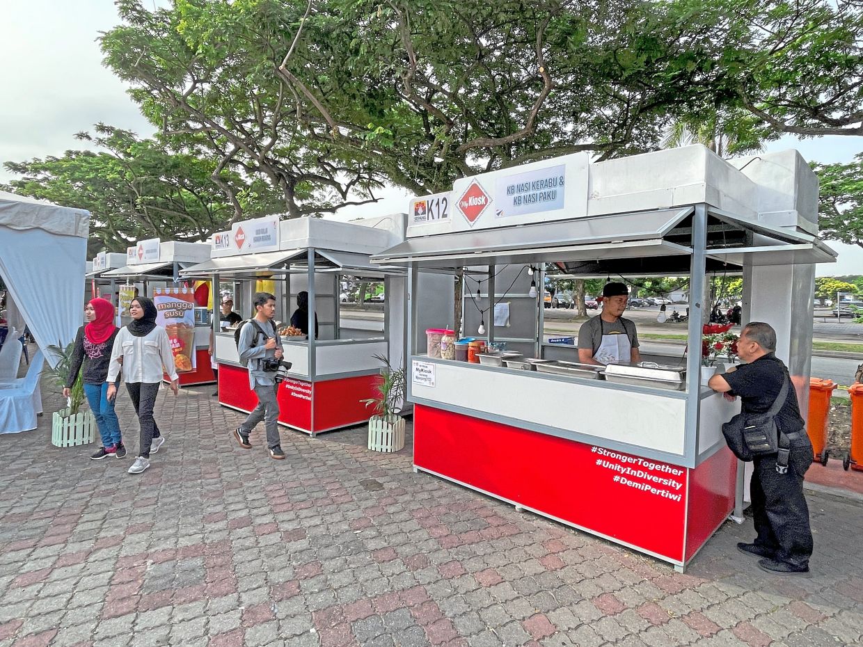 Roadside traders thrive in government kiosks